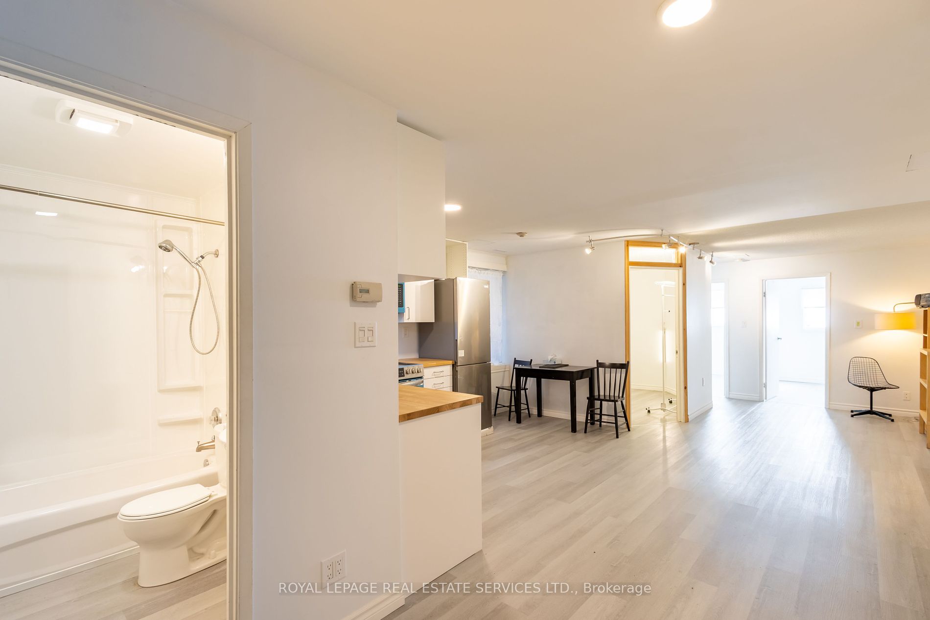 2963 Dundas Street W