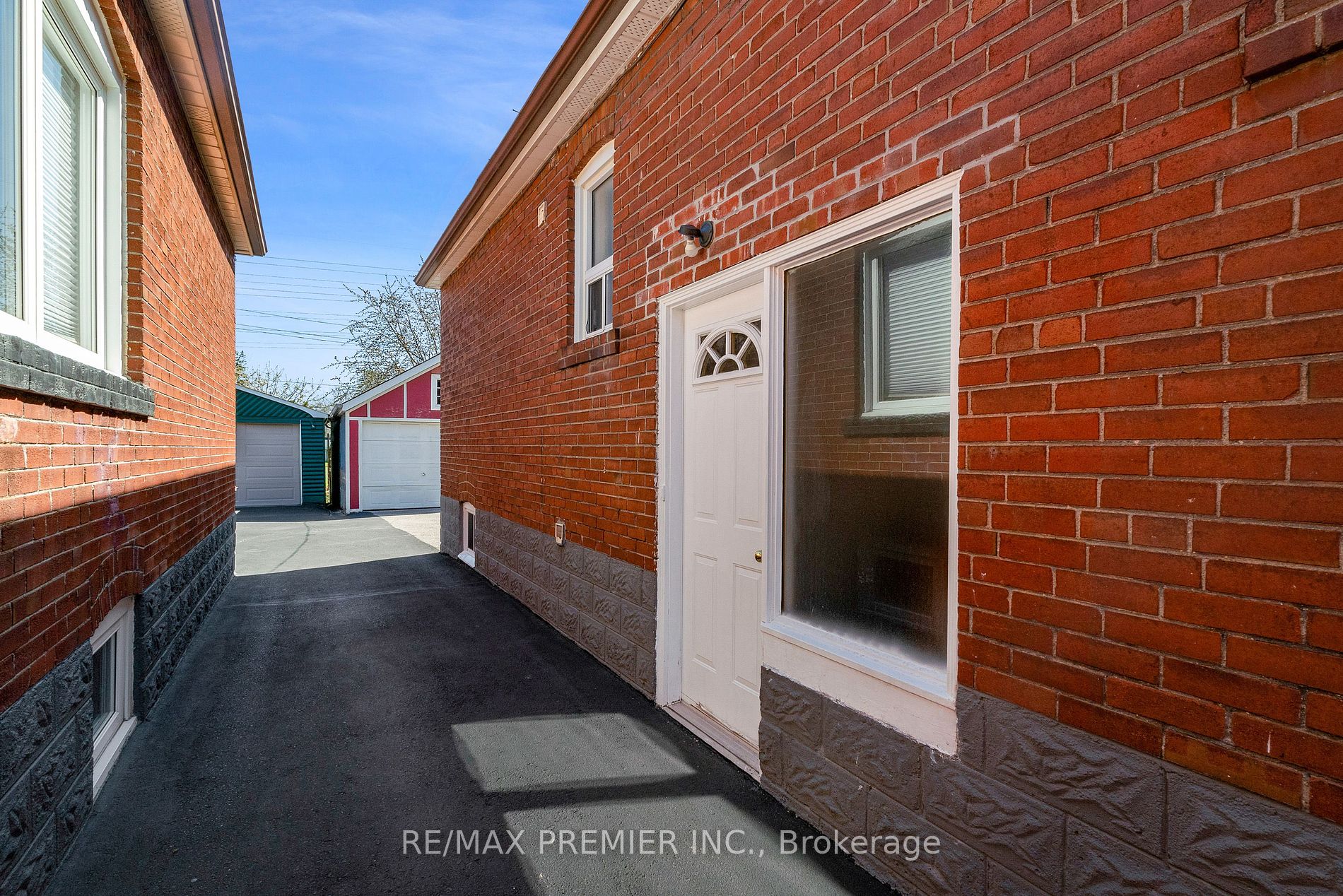 125 Foxwell St