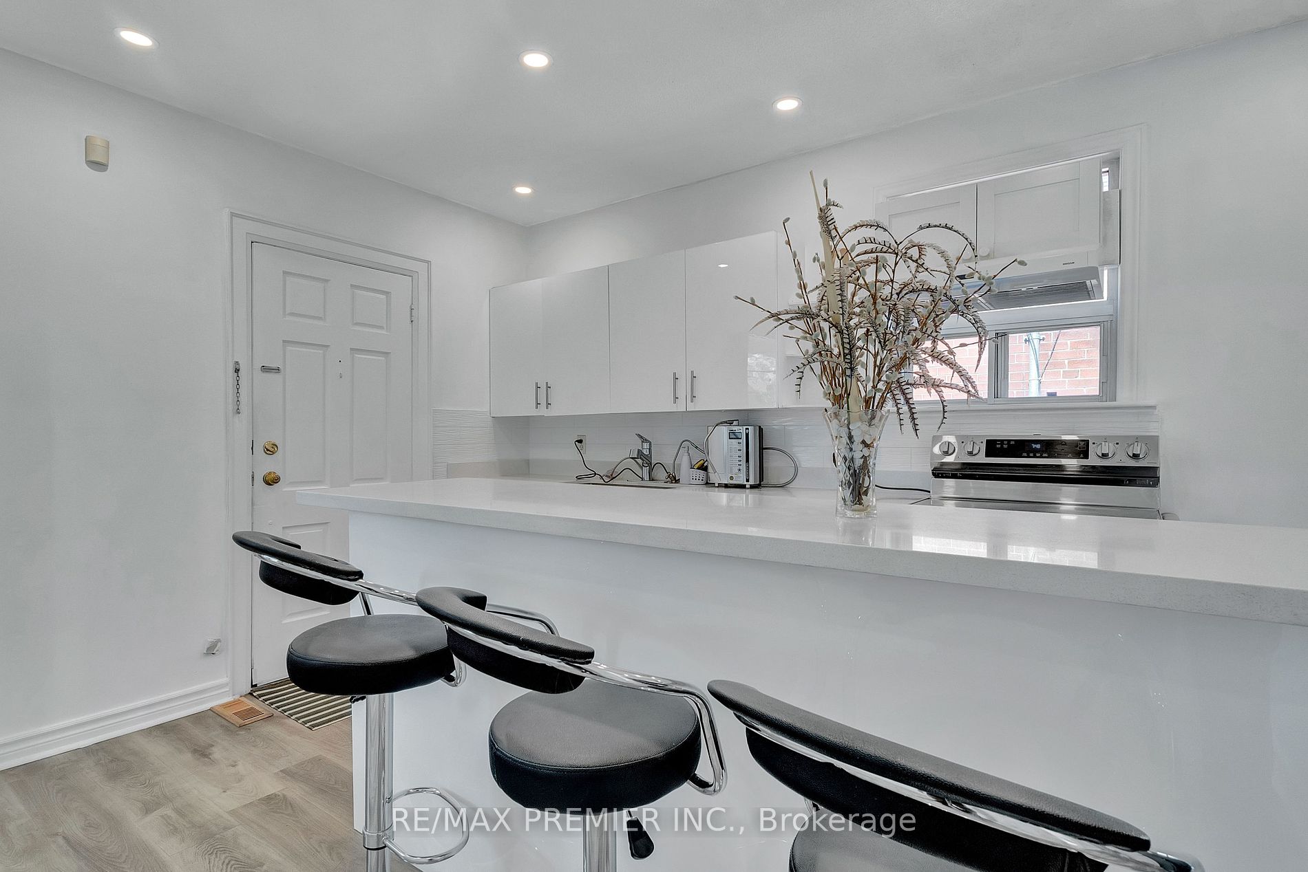 125 Foxwell St