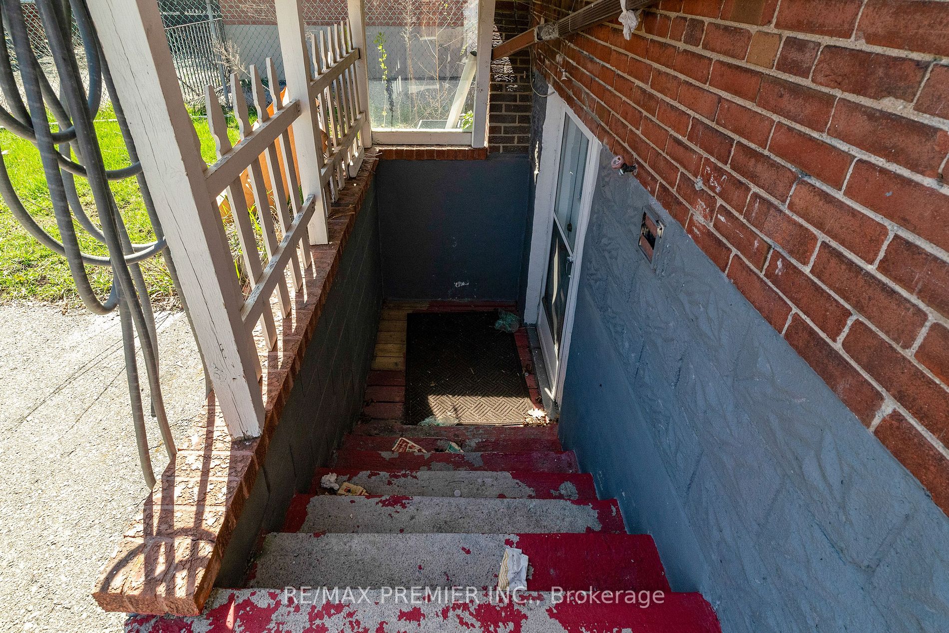 125 Foxwell St