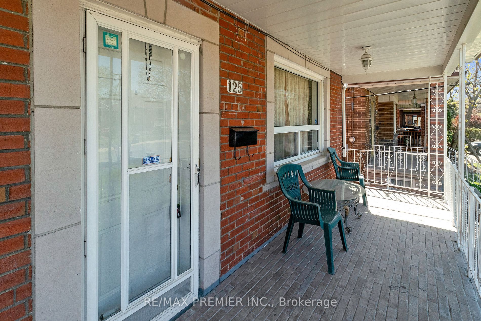 125 Foxwell St
