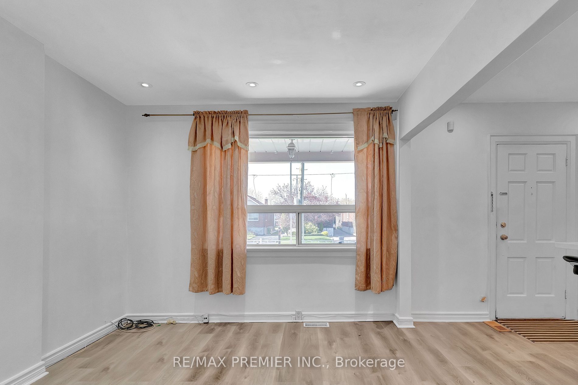 125 Foxwell St