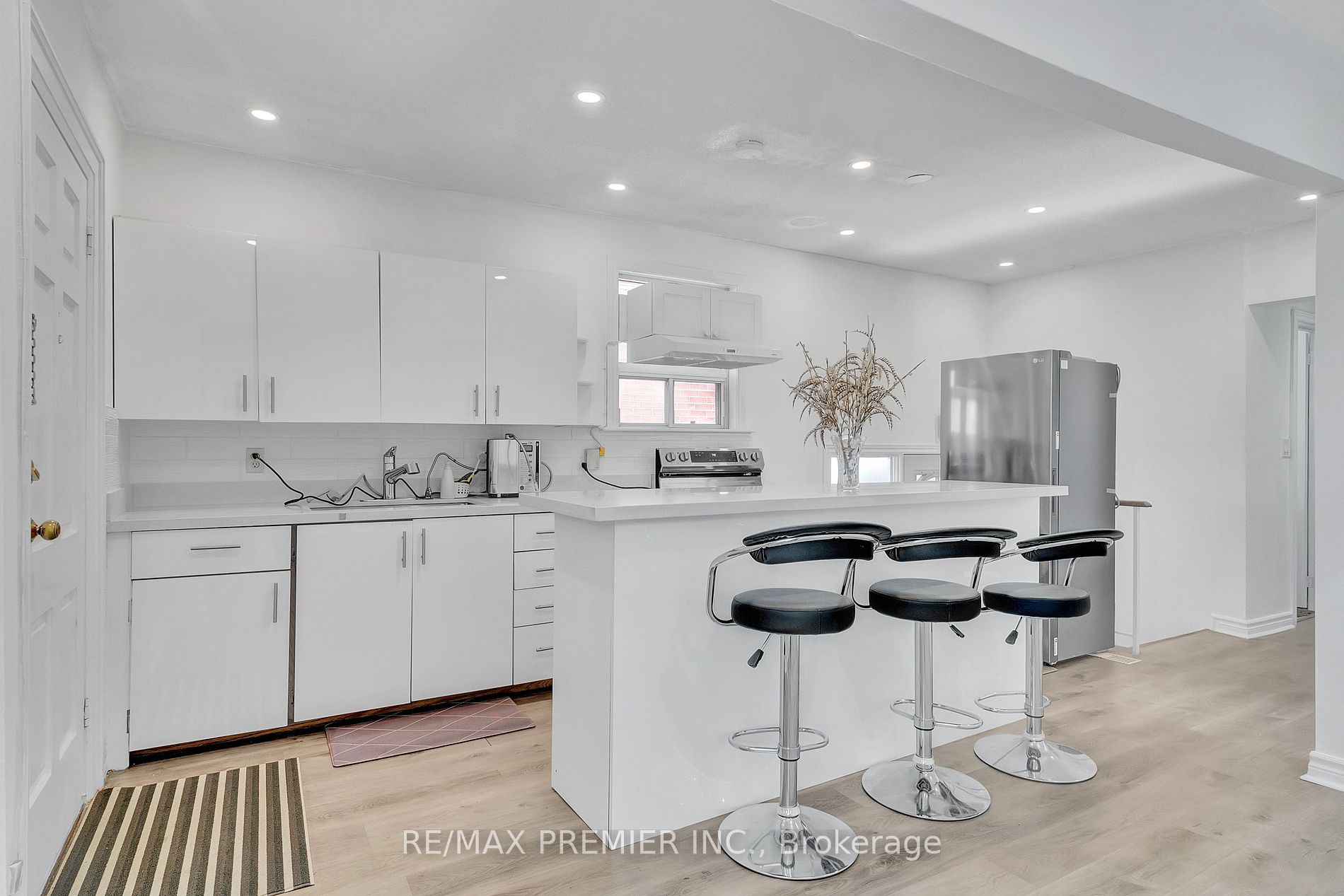 125 Foxwell St