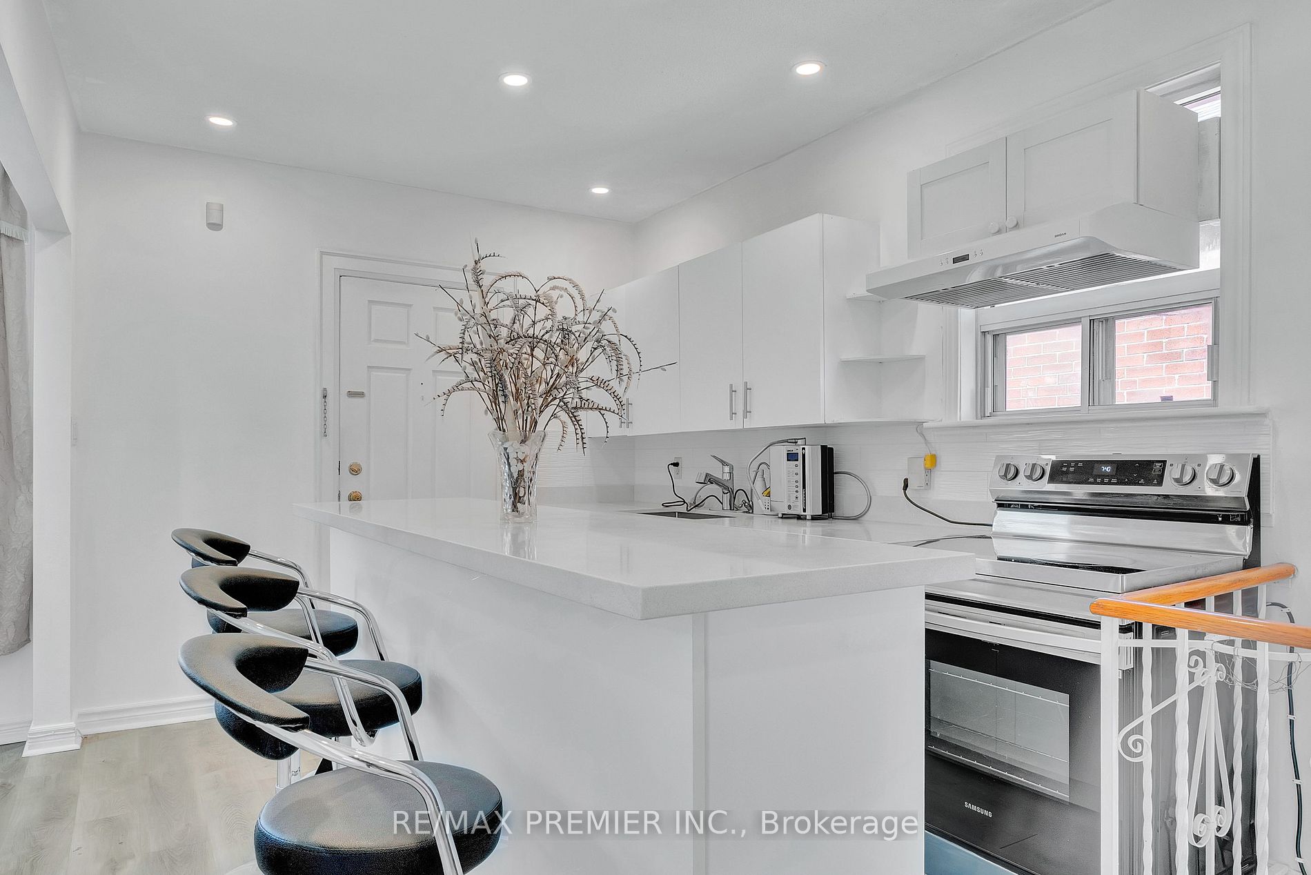 125 Foxwell St