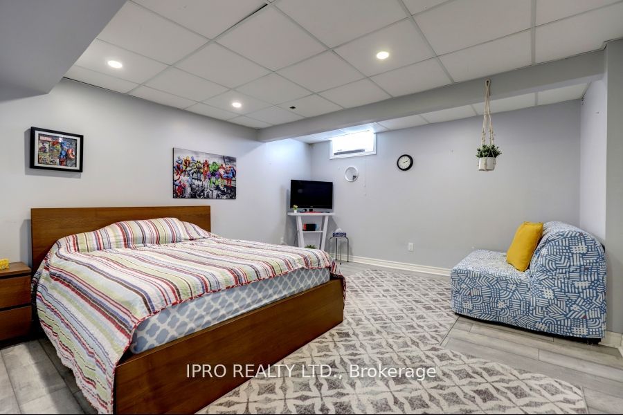 738 Briar Cres