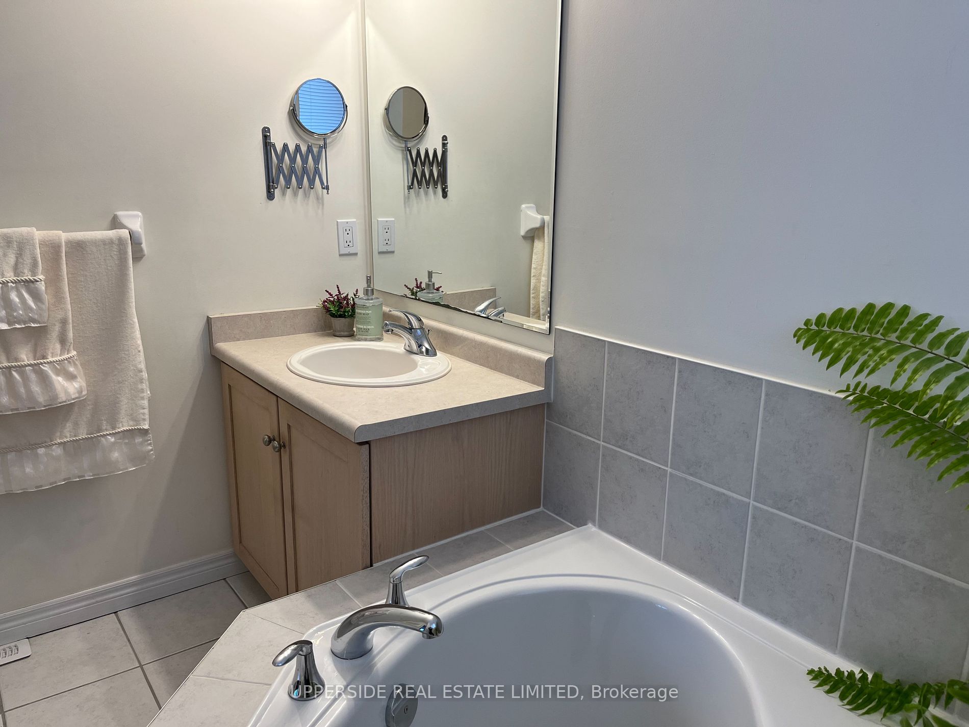 4 Kingsley Road S