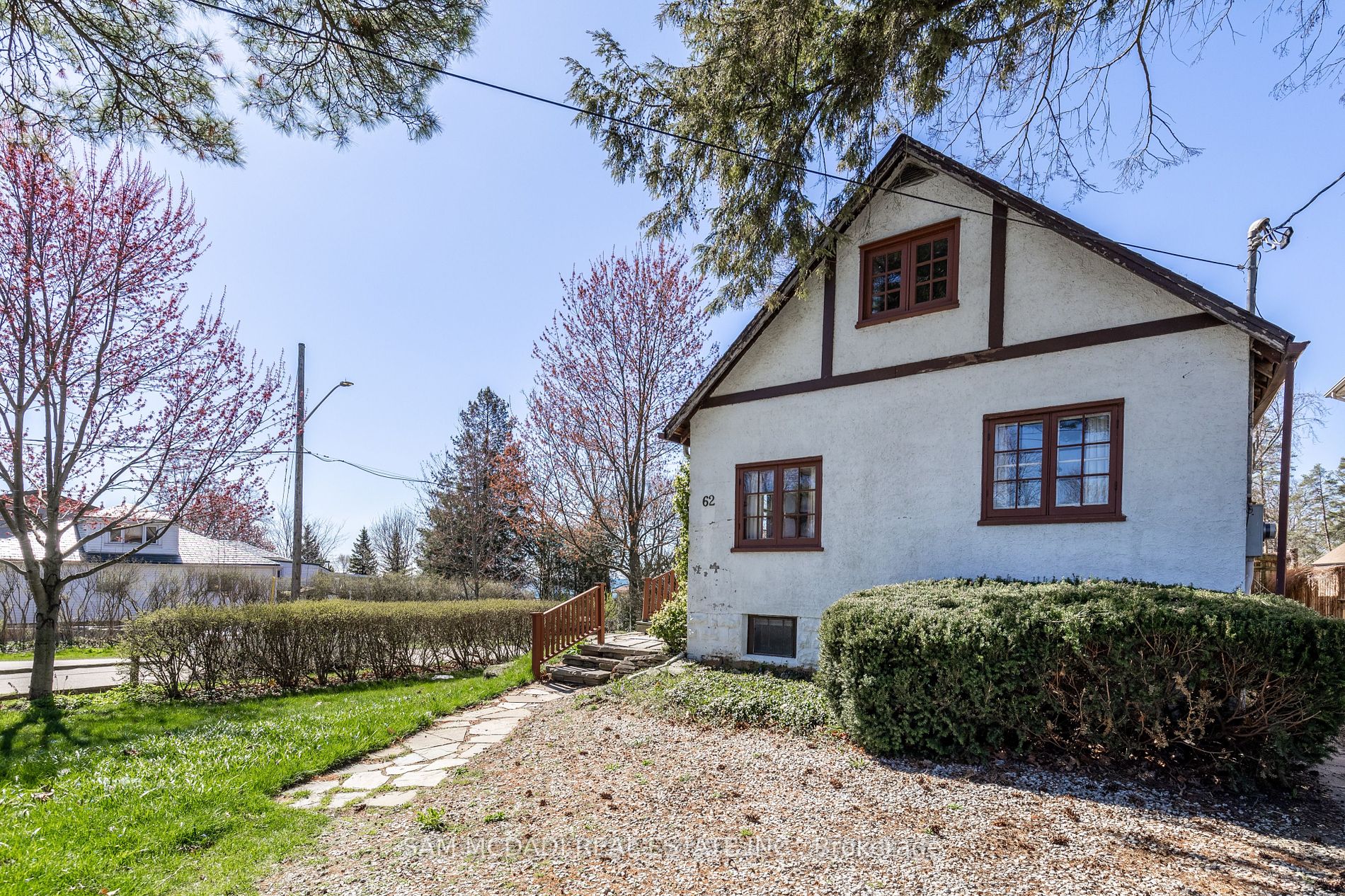 62 Maple Avenue S