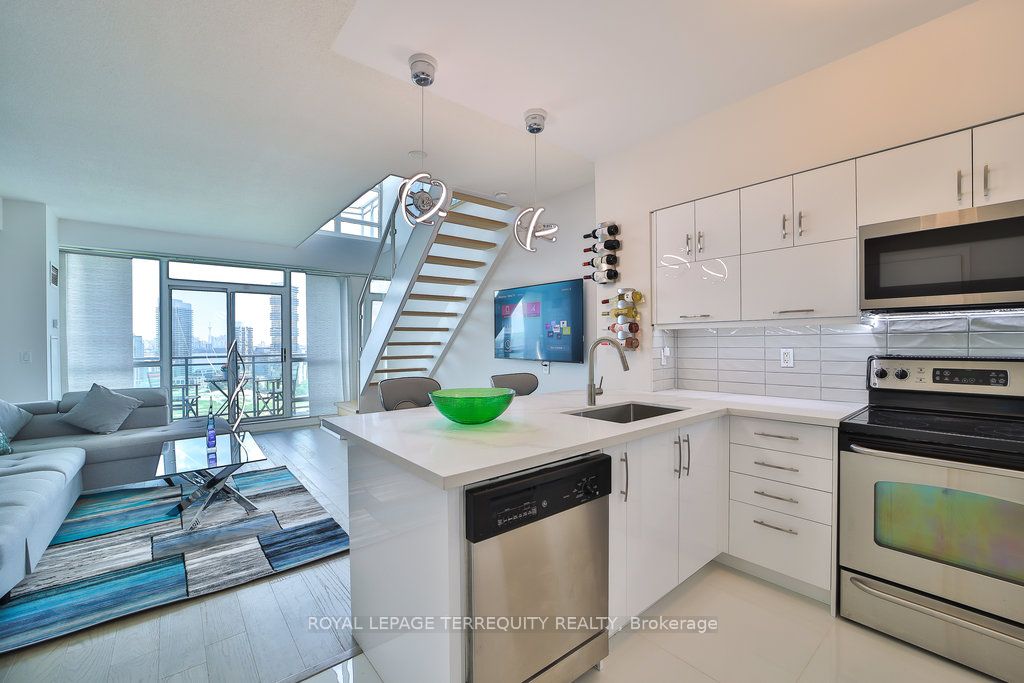 185 Legion Rd N, #Ph06