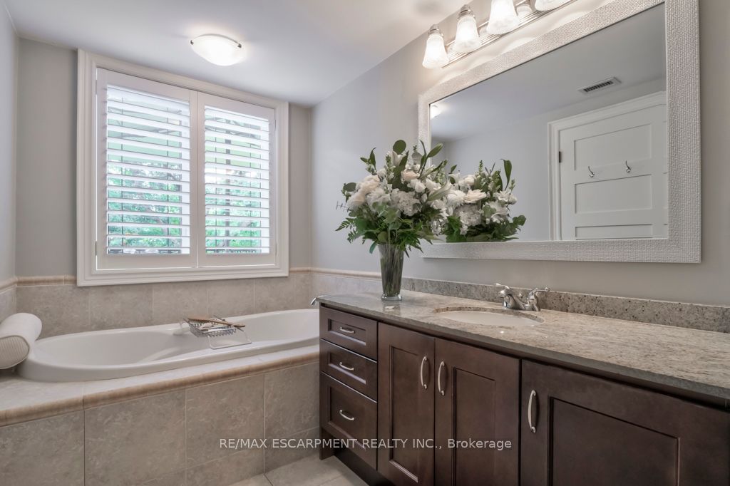 390 Upper Middle Rd E, #306