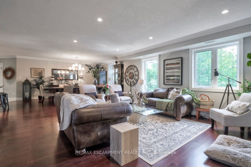 390 Upper Middle Rd E, #306