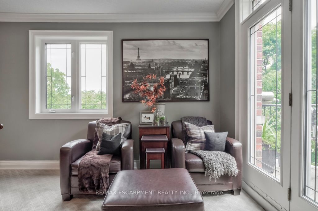 390 Upper Middle Rd E, #306