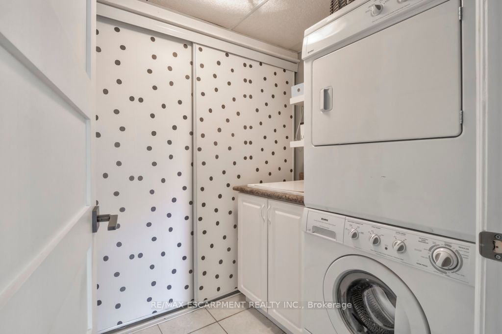 390 Upper Middle Rd E, #306