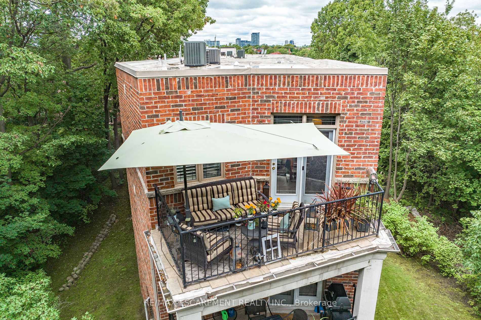 390 Upper Middle Rd E, #306