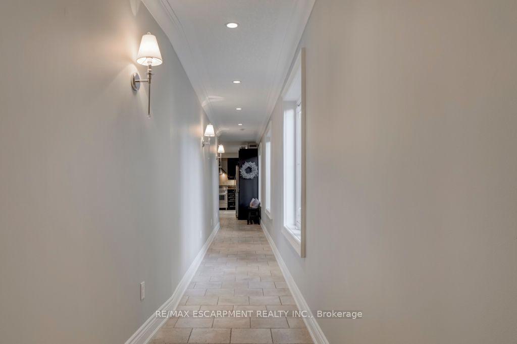 390 Upper Middle Rd E, #306