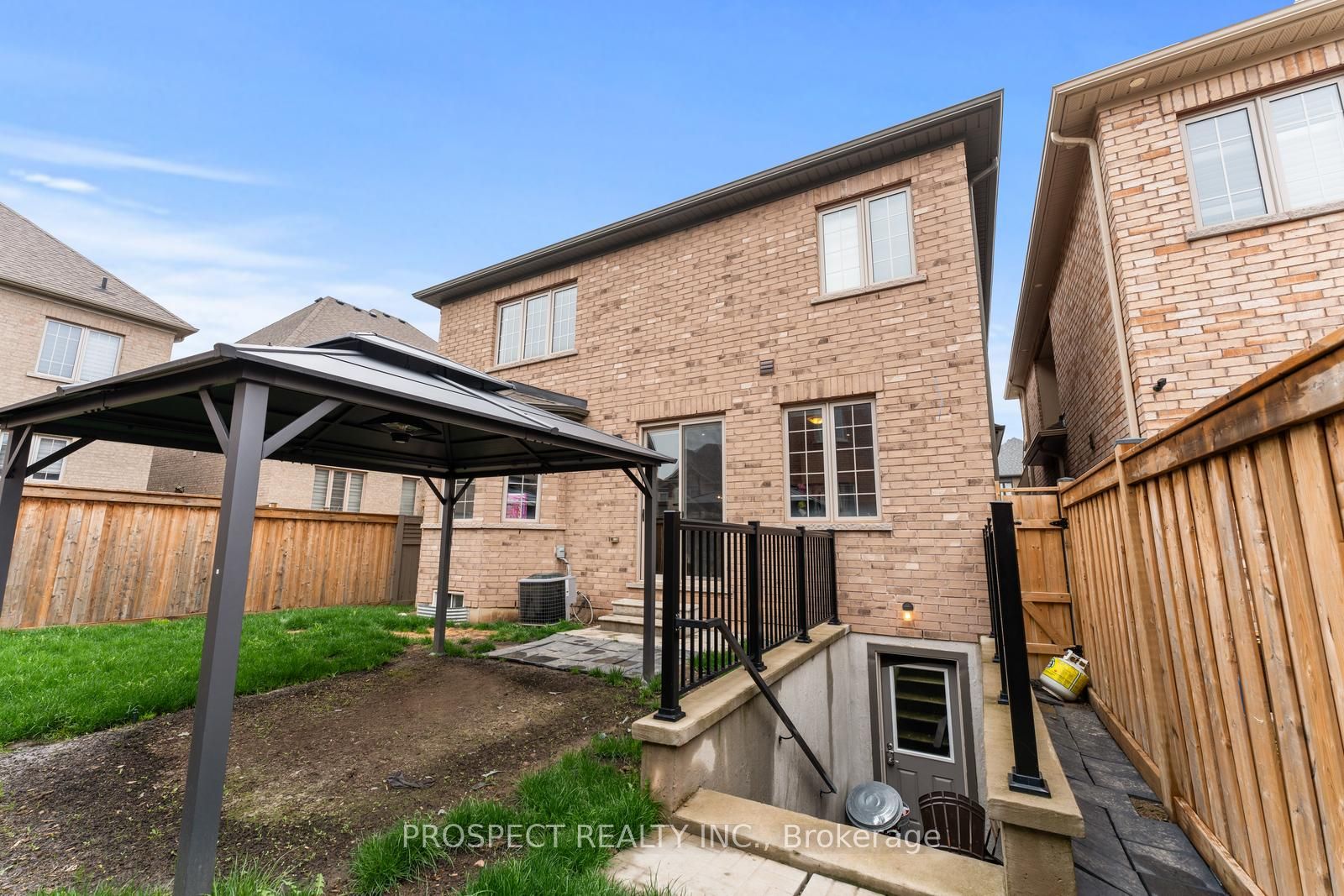 15 Lyle Way