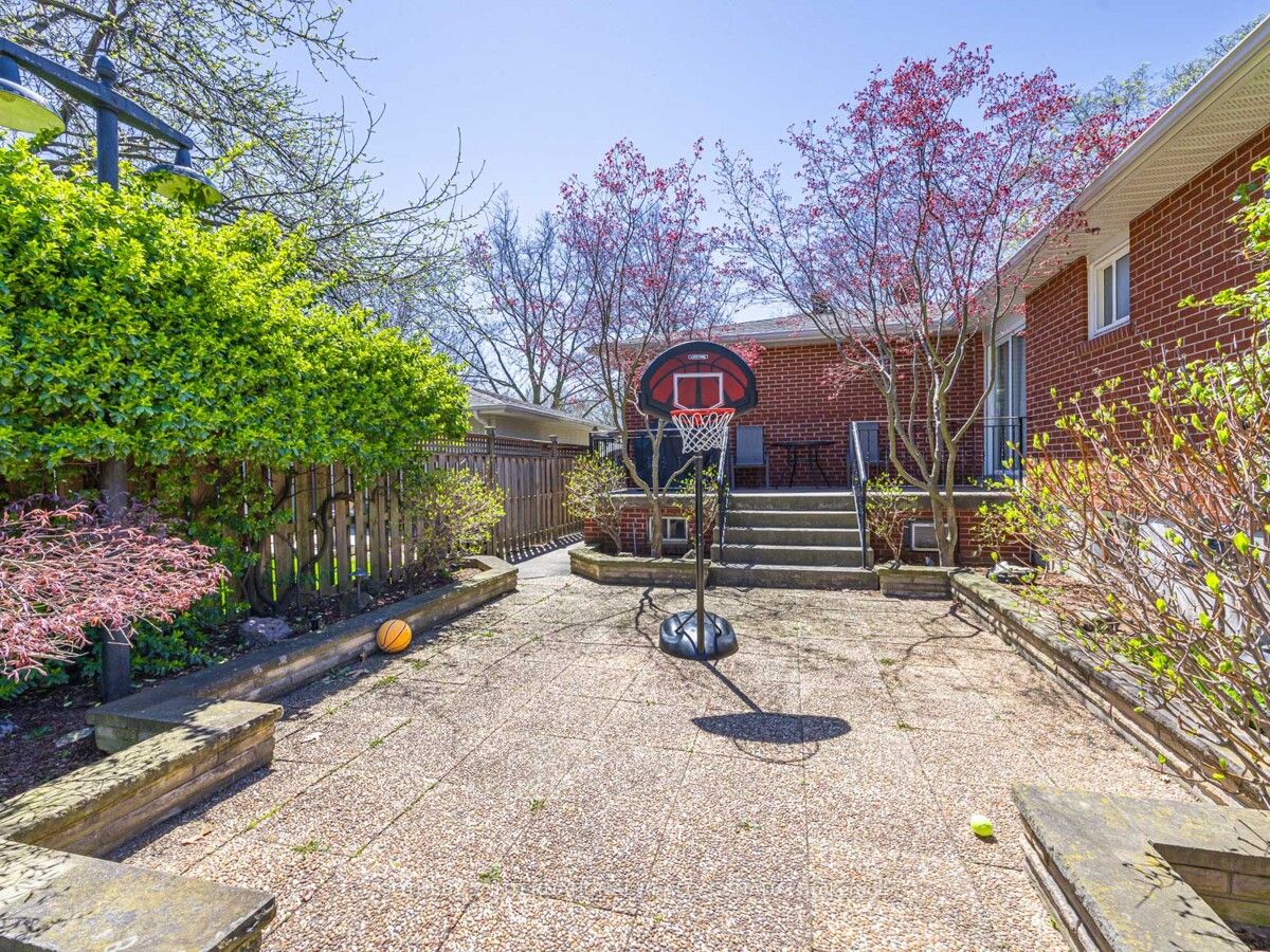 942 Fletcher Valley Cres