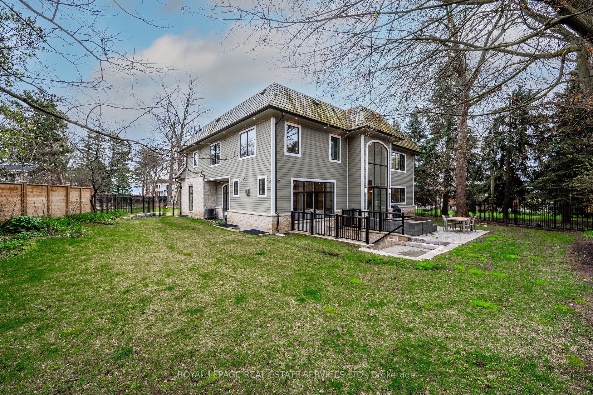 1257 Lakeshore Road W