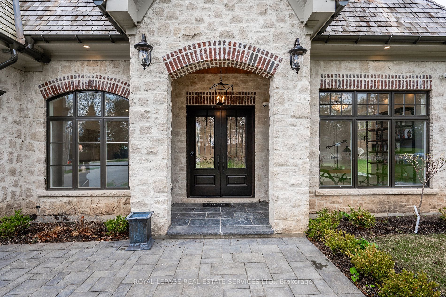 1257 Lakeshore Road W
