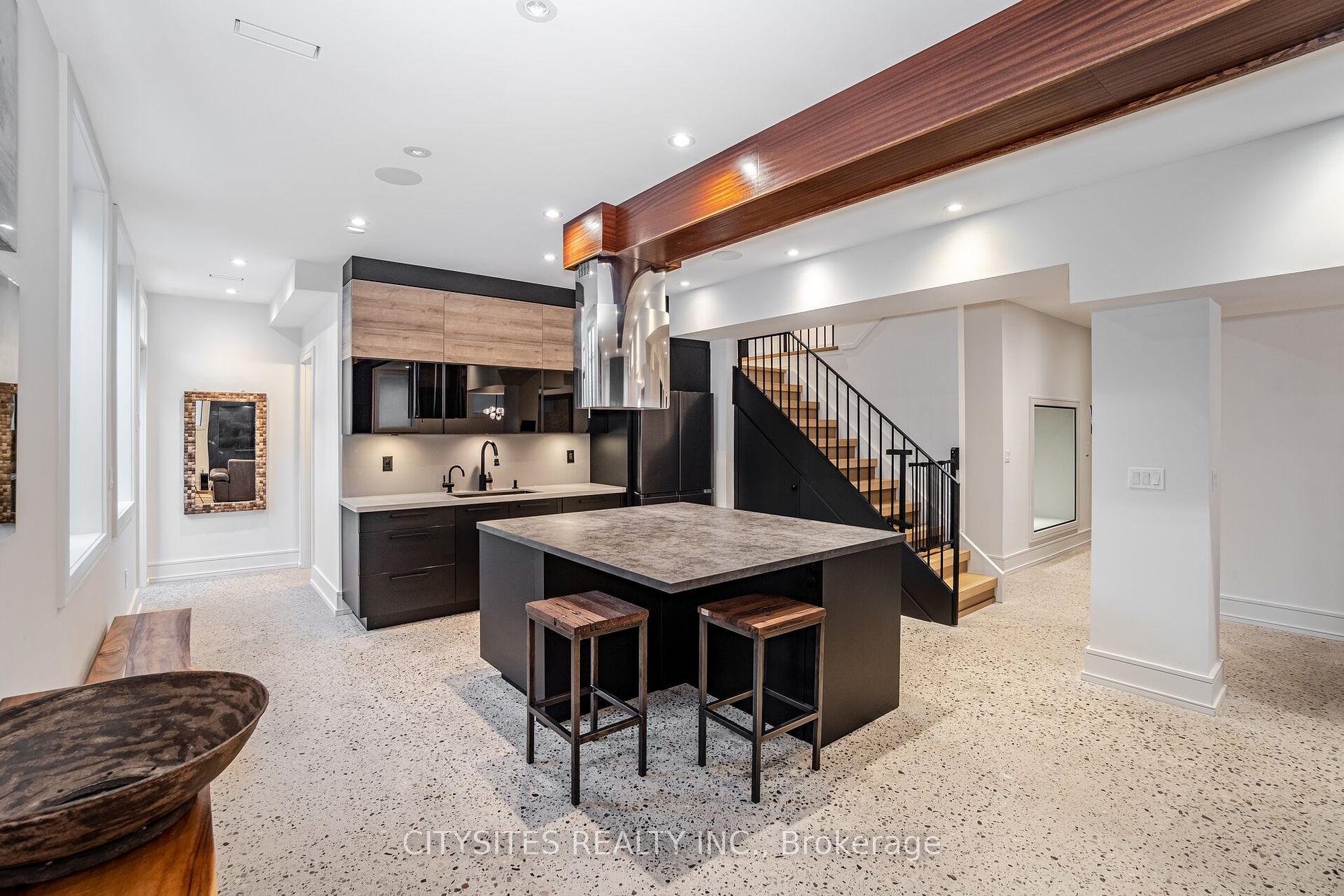 85 Kingsway Cres