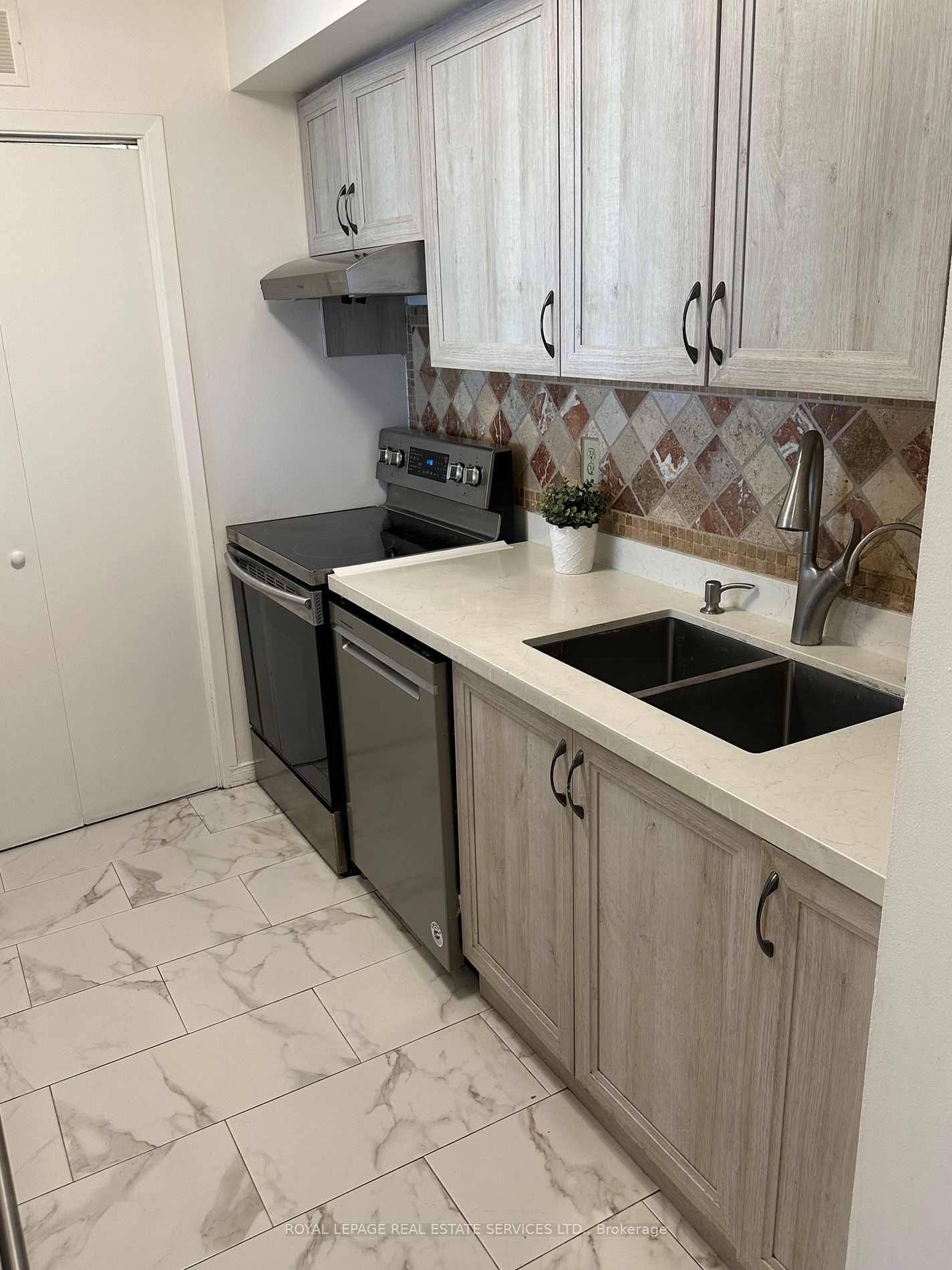 2261 Lake Shore Boulevard W #605