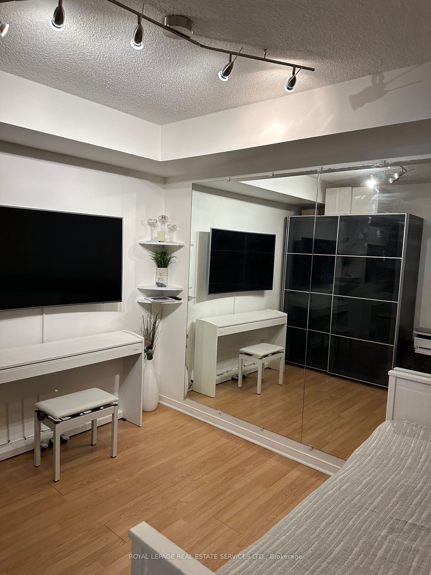 2261 Lake Shore Boulevard W #605
