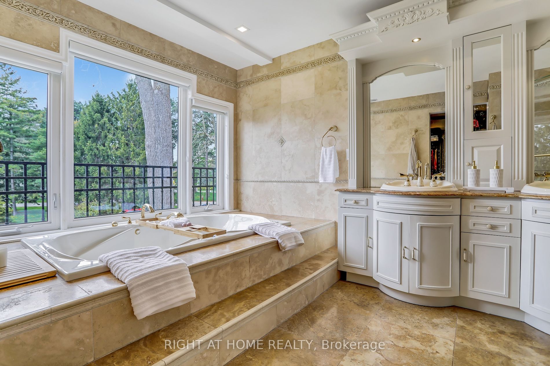471 Country Club Crescent