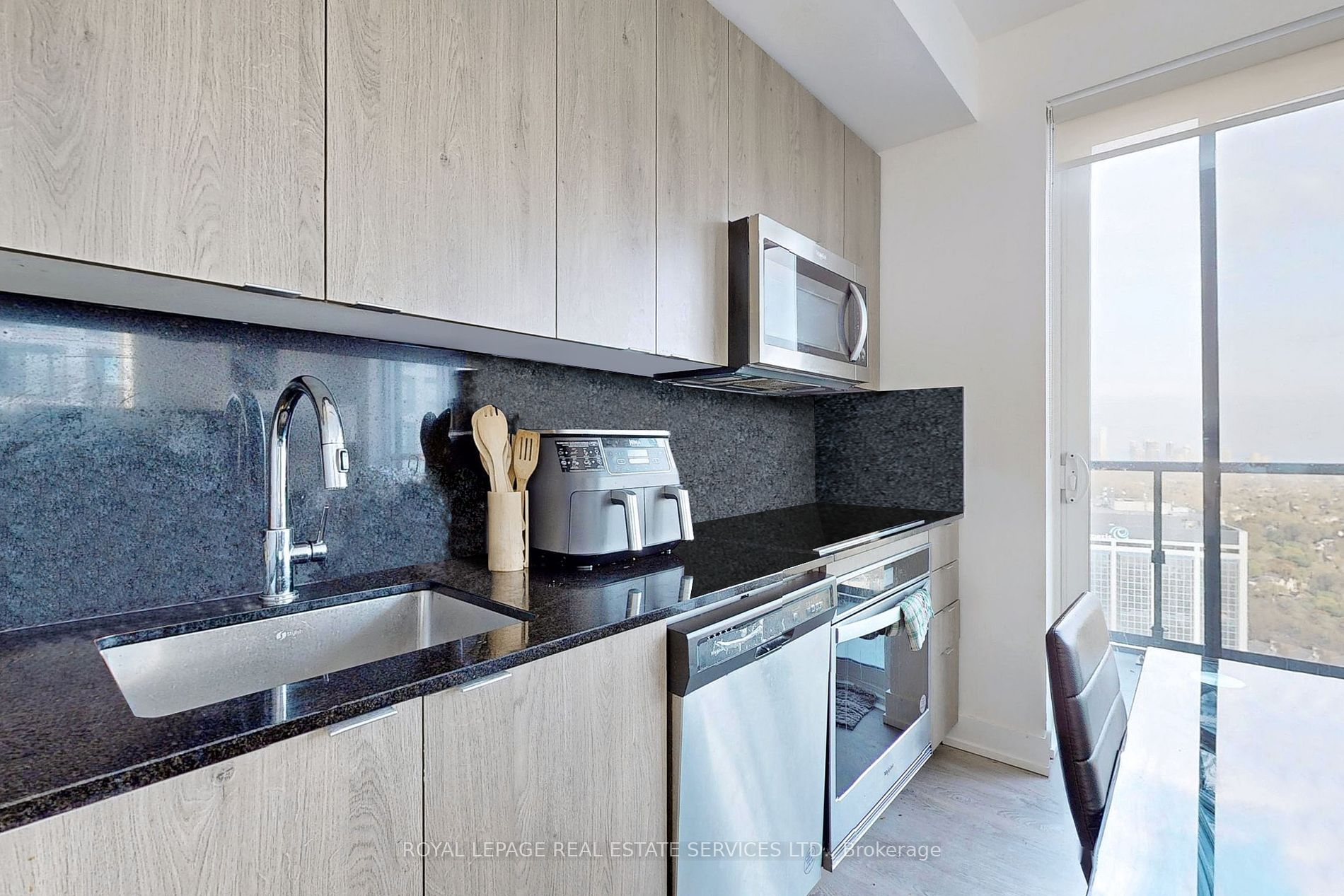 5 Mabelle Ave, #3529