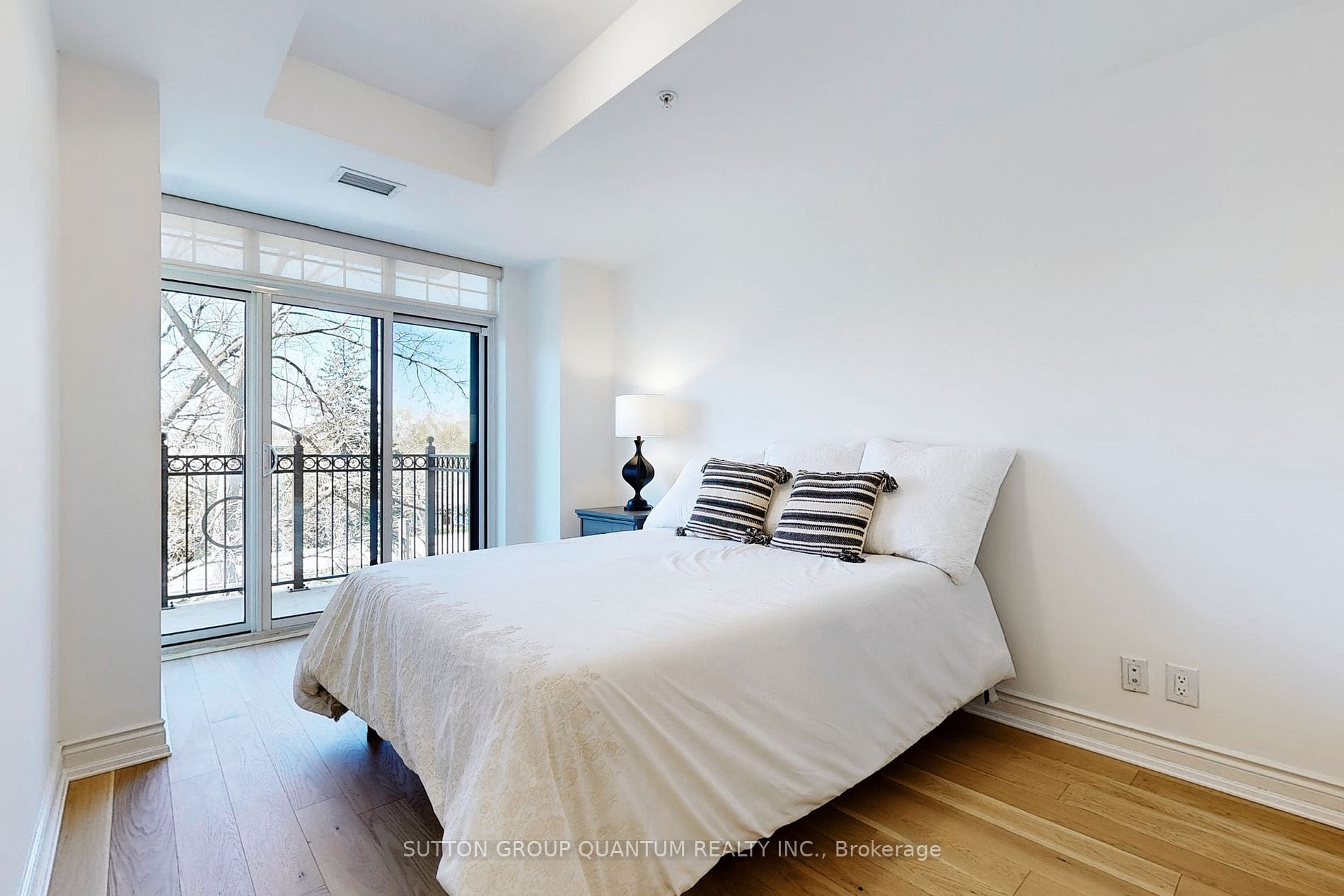 205 Lakeshore Rd W, #304