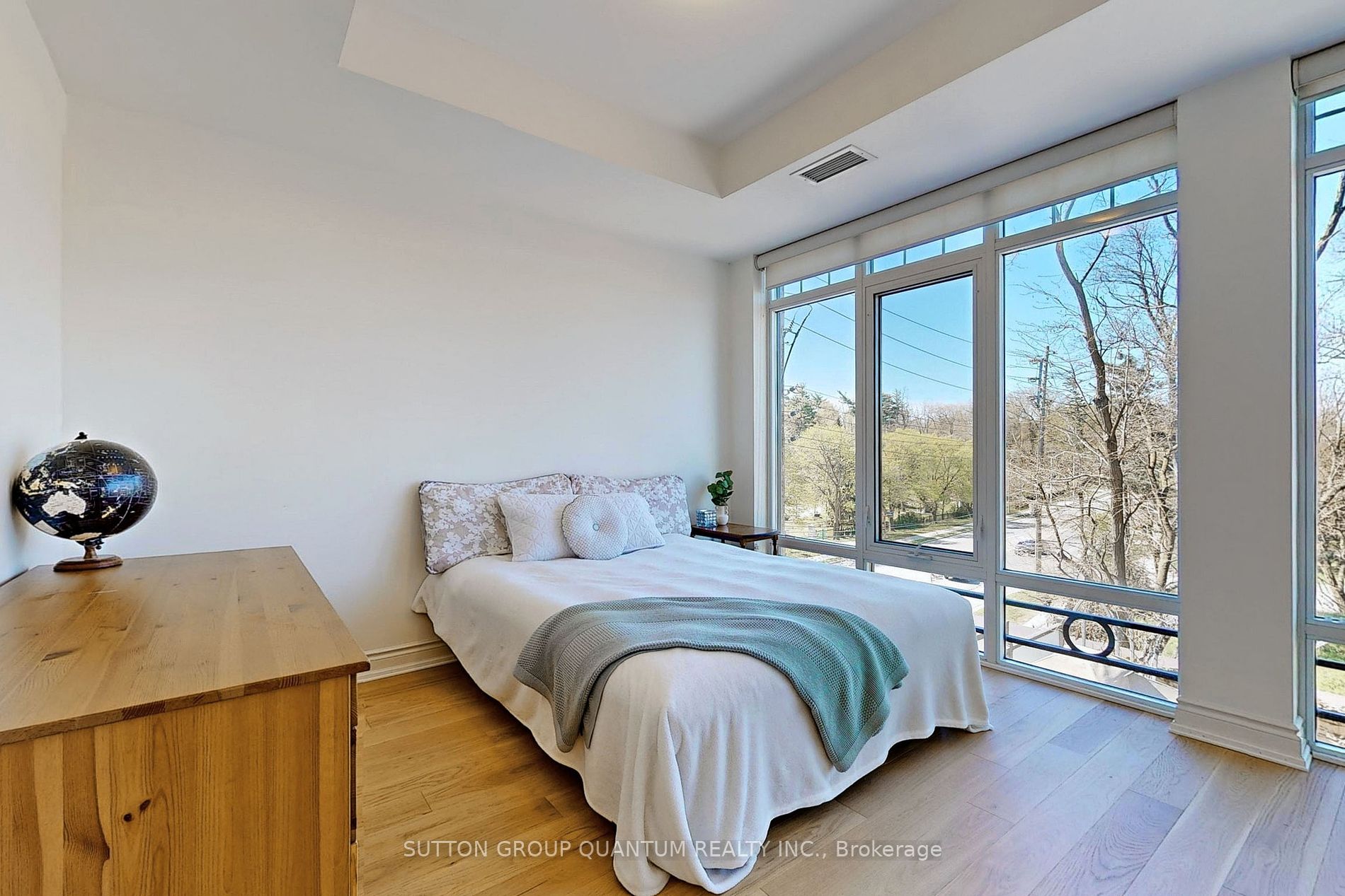 205 Lakeshore Rd W, #304
