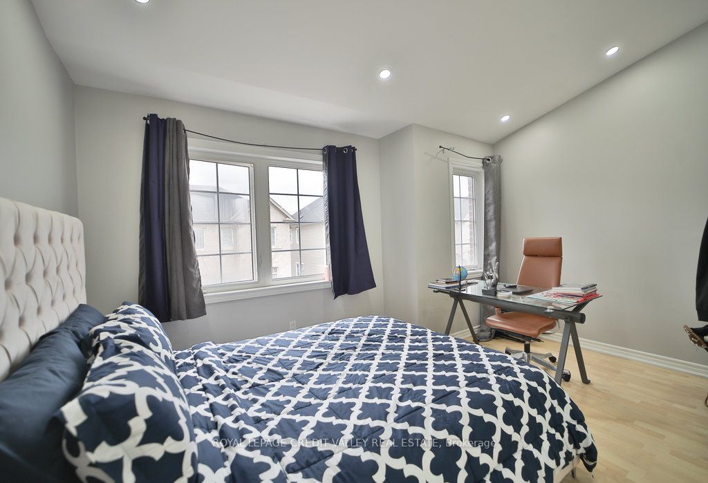 16 Piggott Mews
