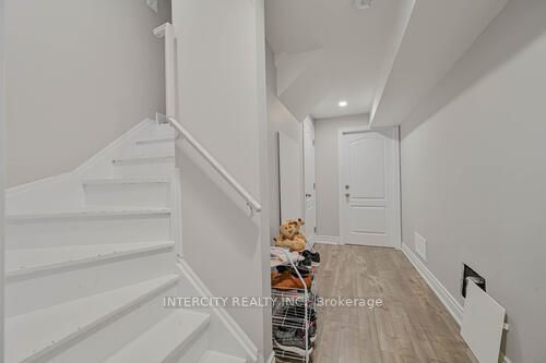 3 Rambling Oak Dr