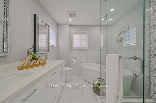 3 Rambling Oak Dr