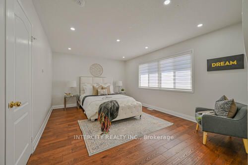 3 Rambling Oak Dr