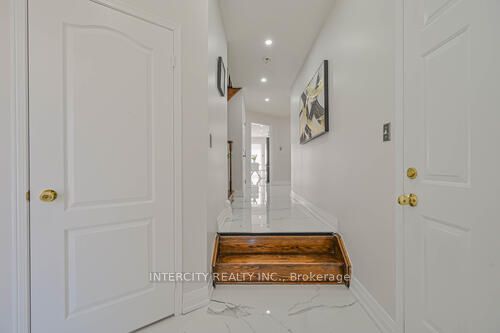 3 Rambling Oak Dr
