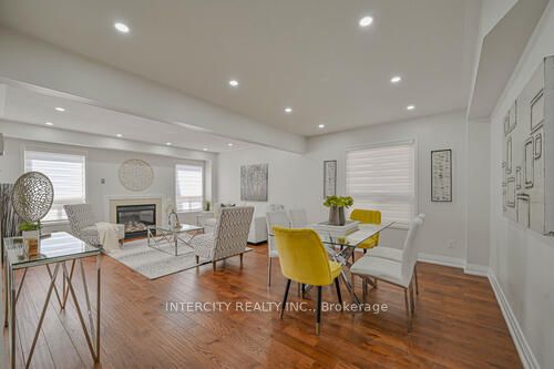 3 Rambling Oak Dr
