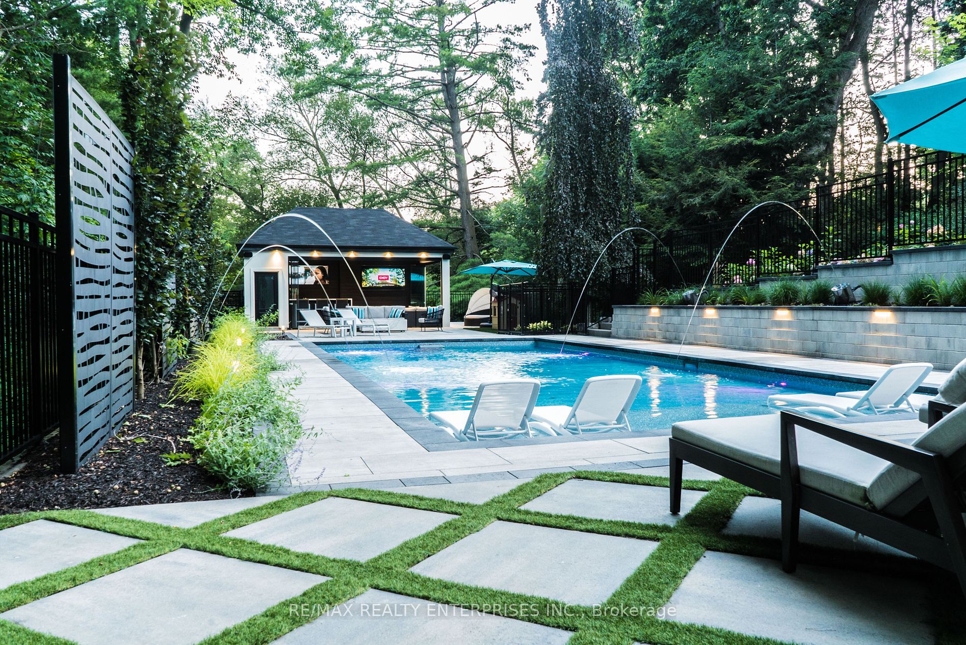 1266 Minaki Road