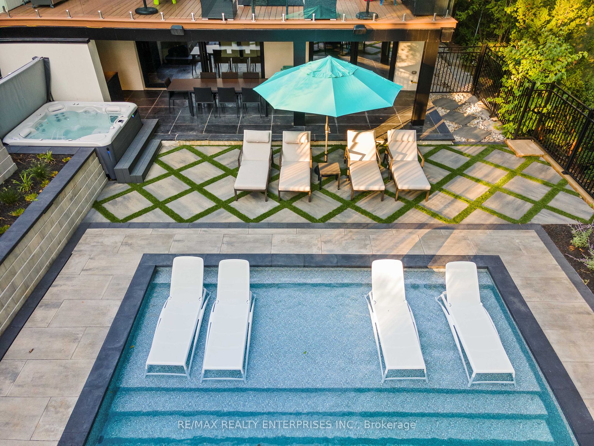 1266 Minaki Road