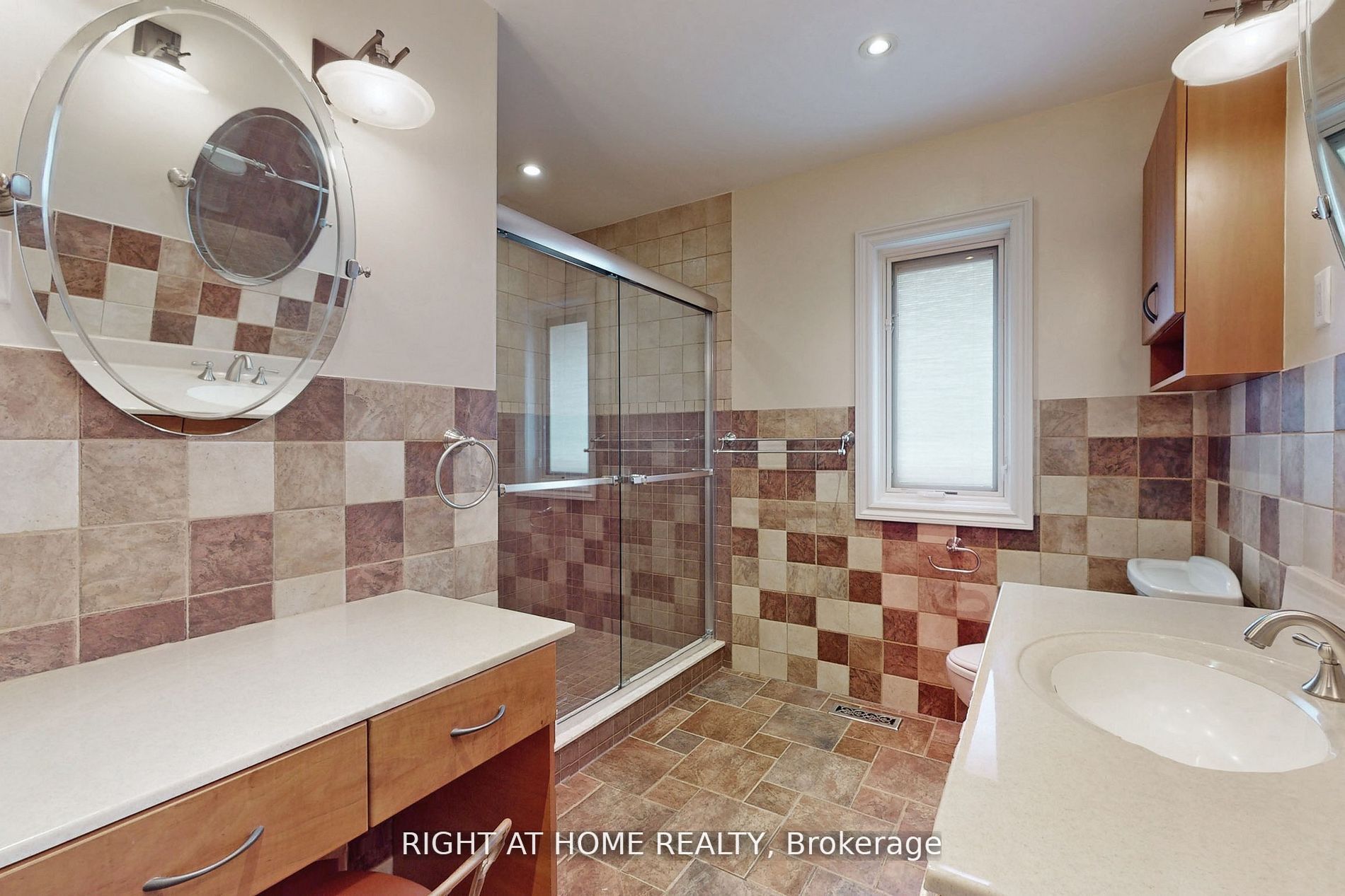 375 Lakeshore Road W