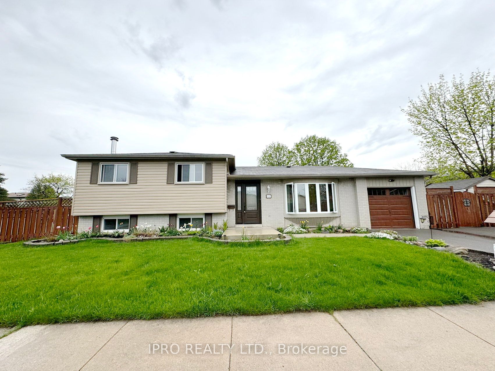 1597 Newlands Crescent