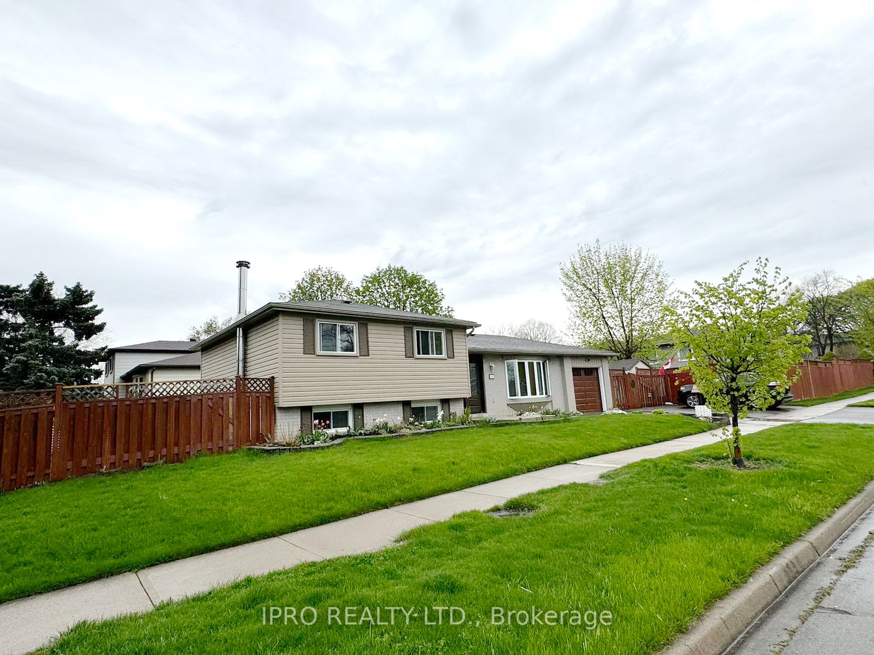1597 Newlands Crescent