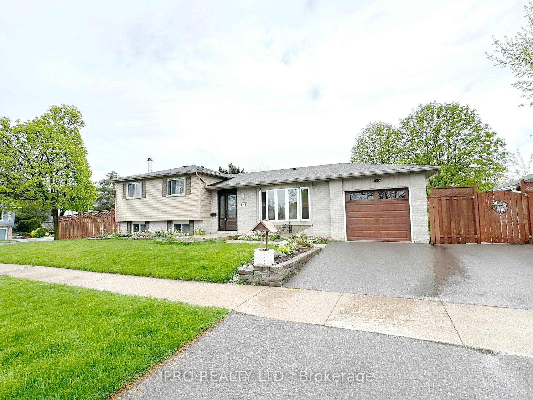 1597 Newlands Crescent
