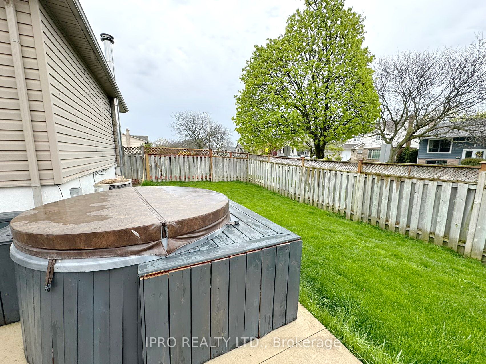 1597 Newlands Crescent