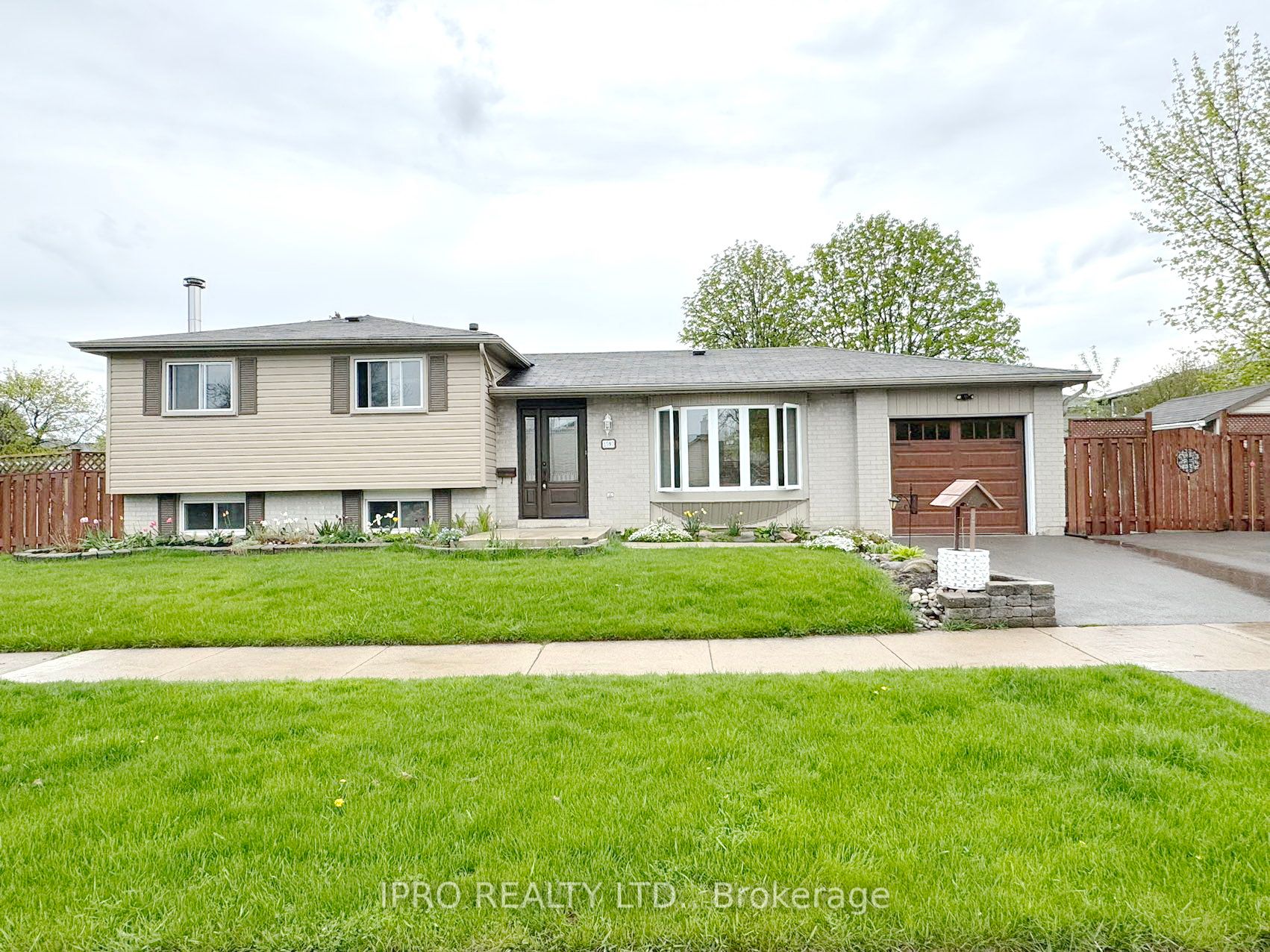1597 Newlands Crescent