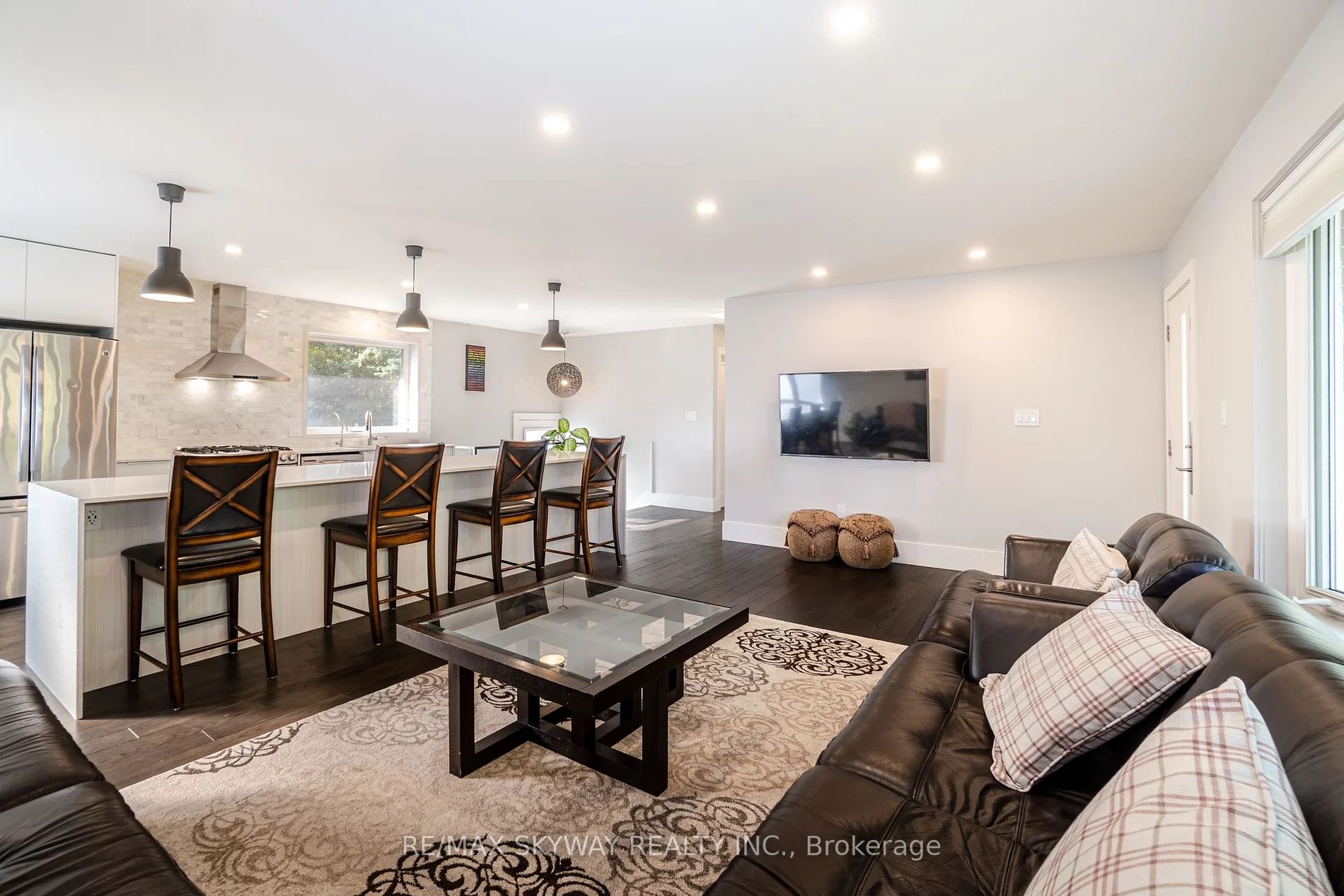 1111 Pinegrove Rd