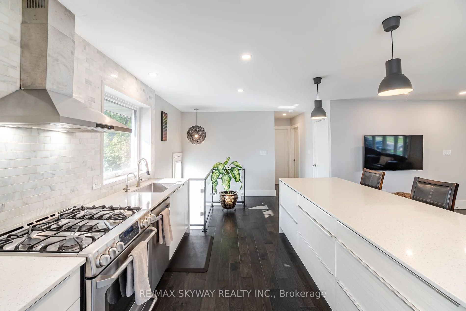 1111 Pinegrove Rd