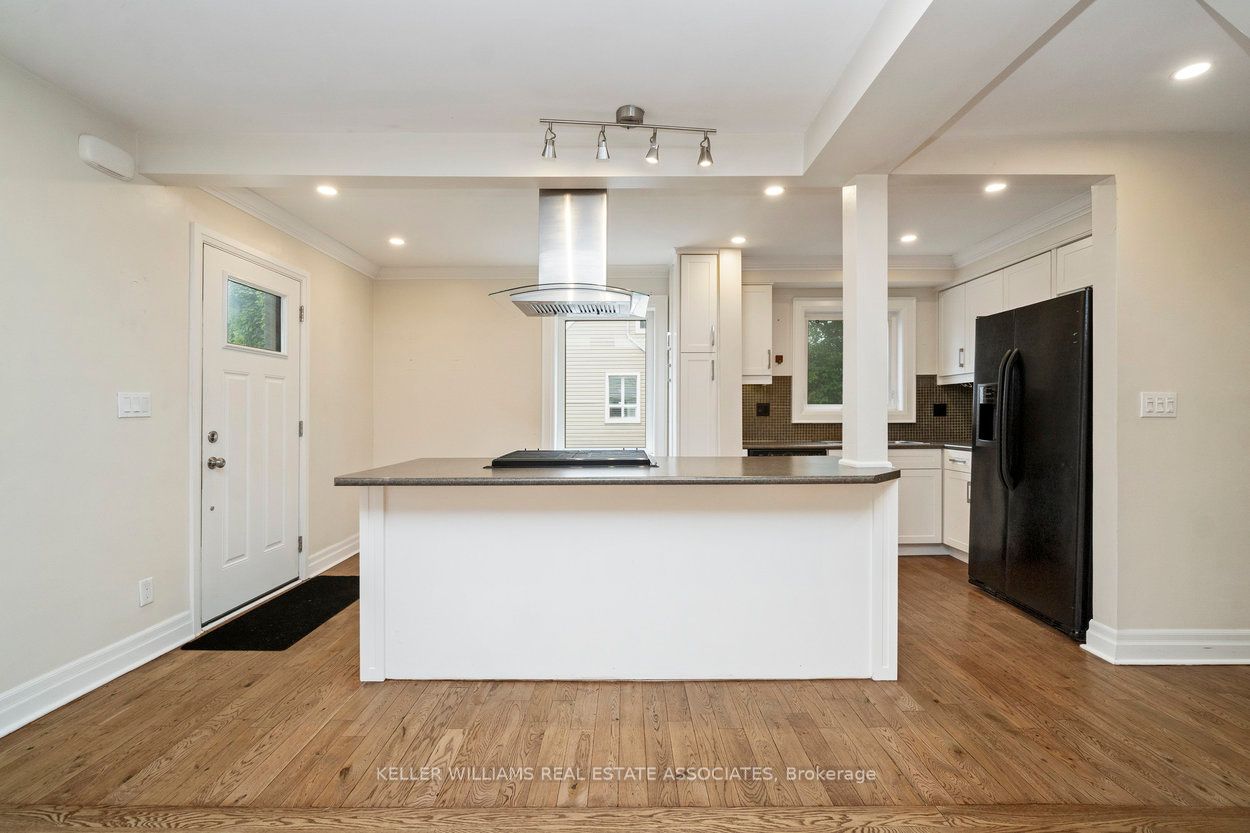 10 Joseph St