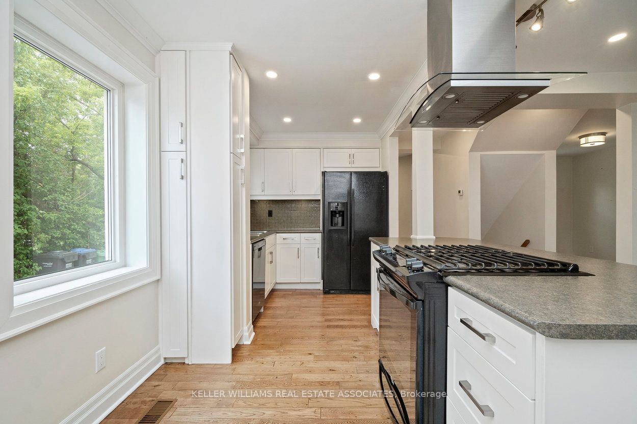 10 Joseph St