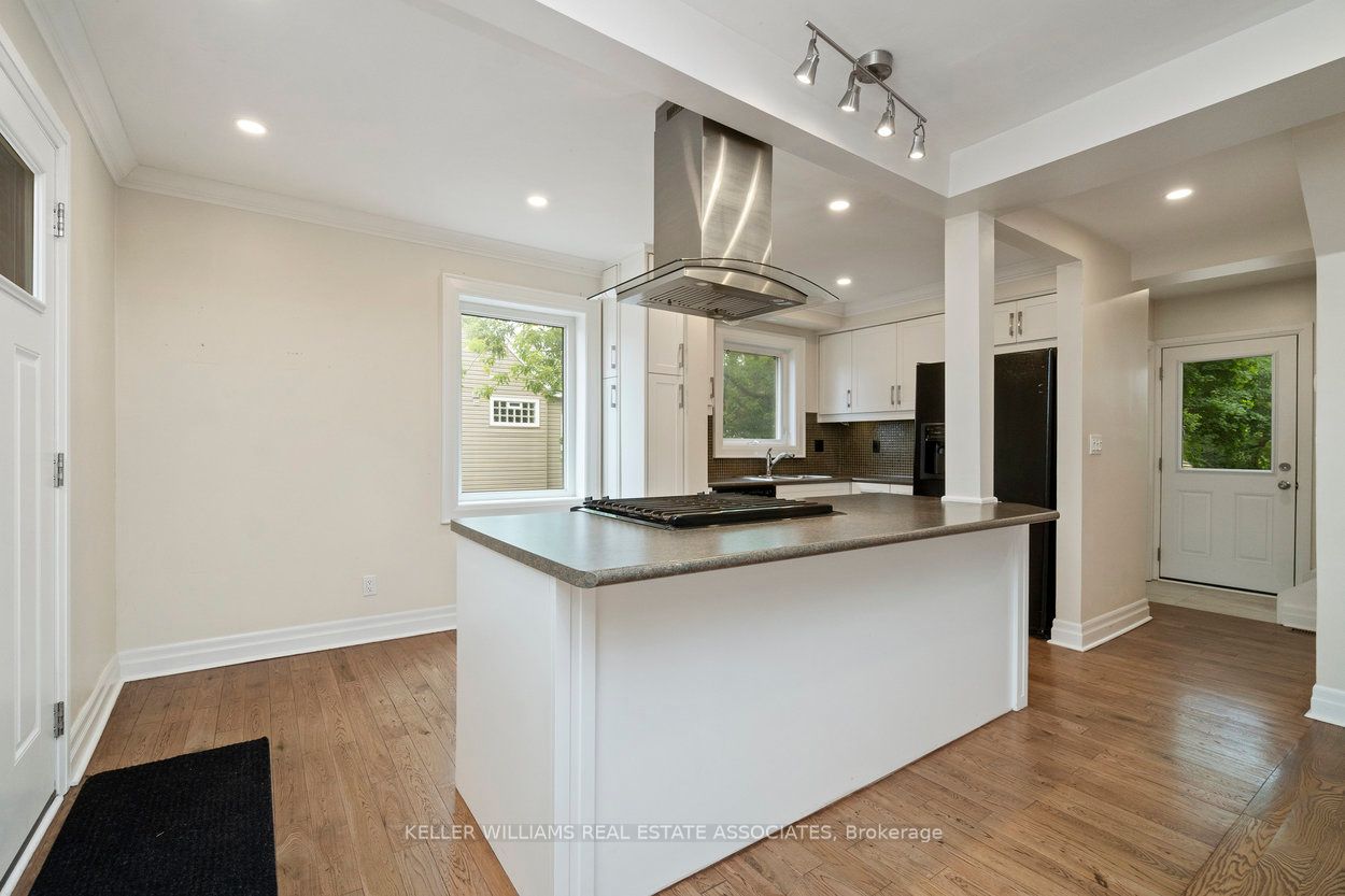 10 Joseph St