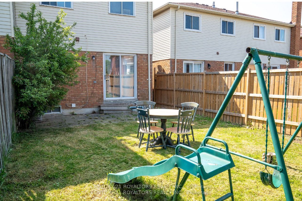 60 Dutch Cres