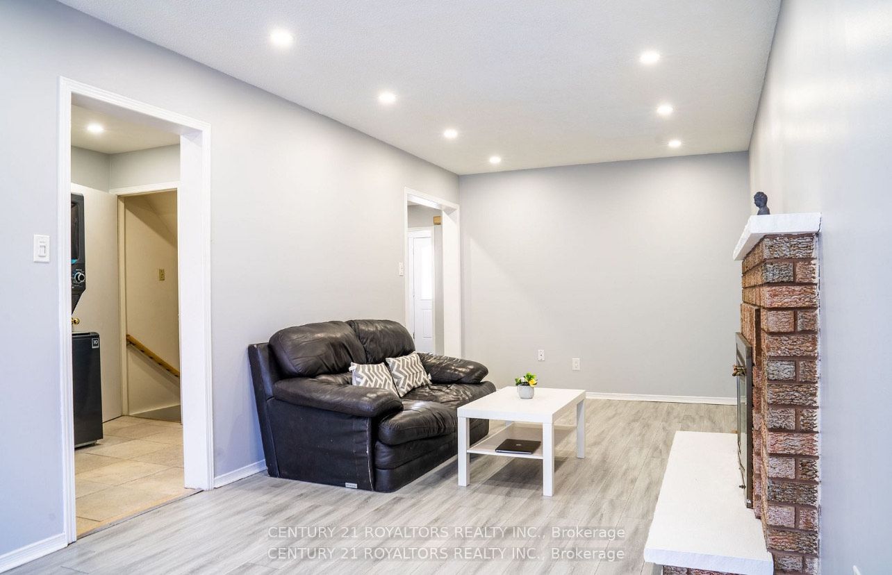 60 Dutch Cres